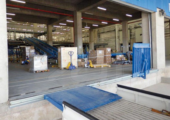 Pasarela abatible desplazable