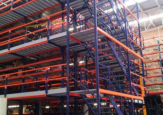 Con pasillos entrepisos